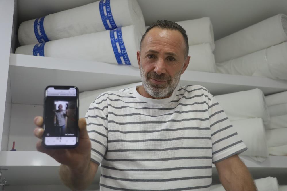 Sivaslı esnaf 2 metrelik yılanı boynuna doladı
