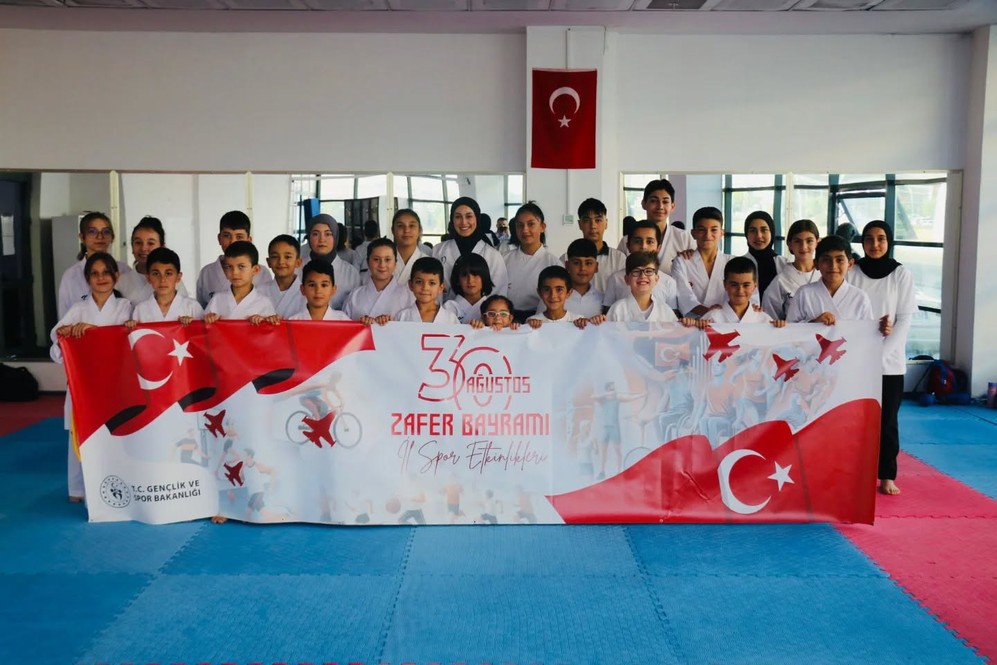 Karateciler Zafer Bayramı için tatamiye çıktı
