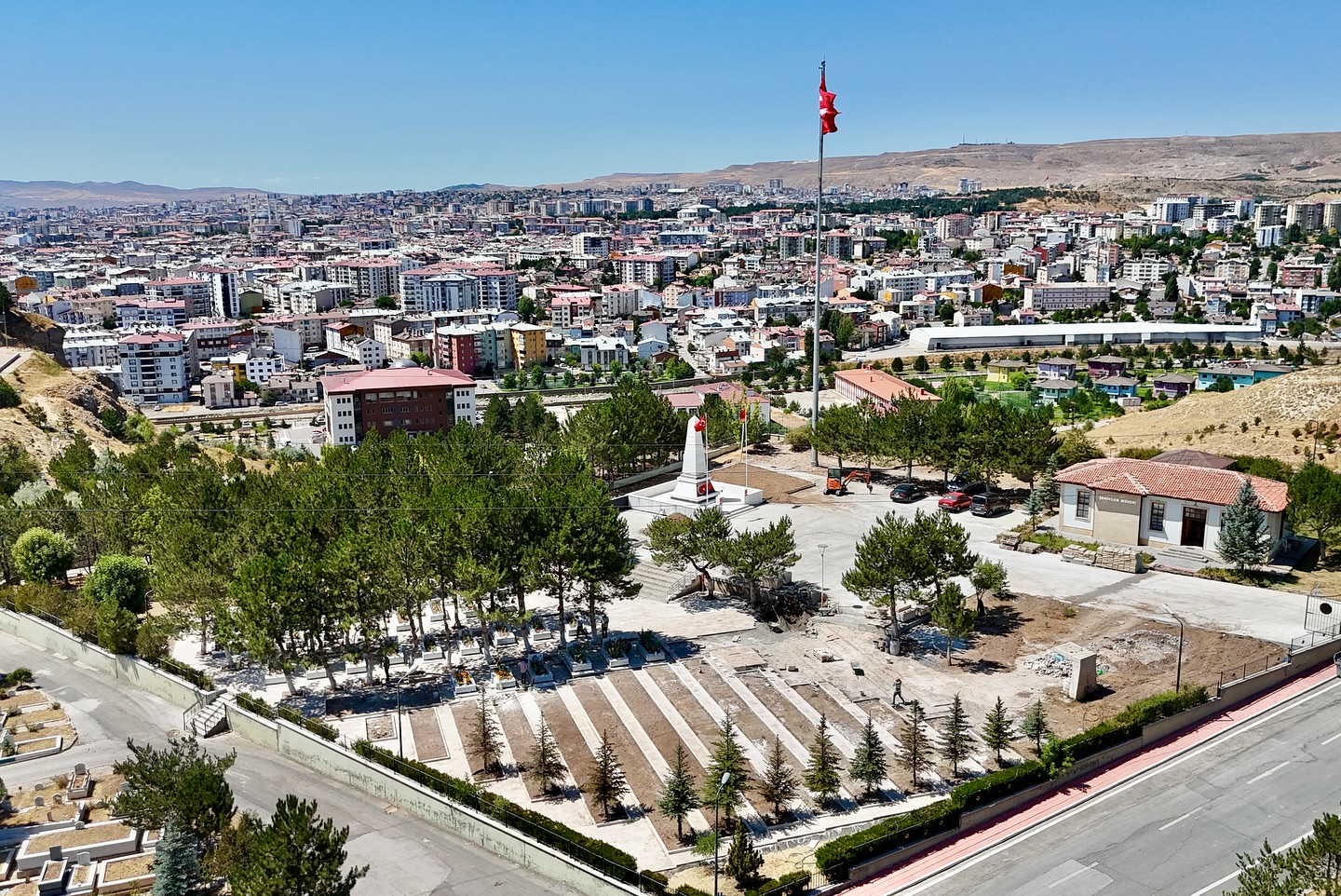 Garnizon Şehitliği’nde  çalışmalar sürüyor