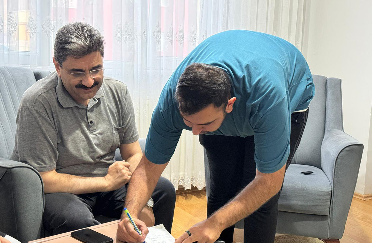 "Kapı kapı dolaşarak partimize yeni üyeler kazandırıyoruz"