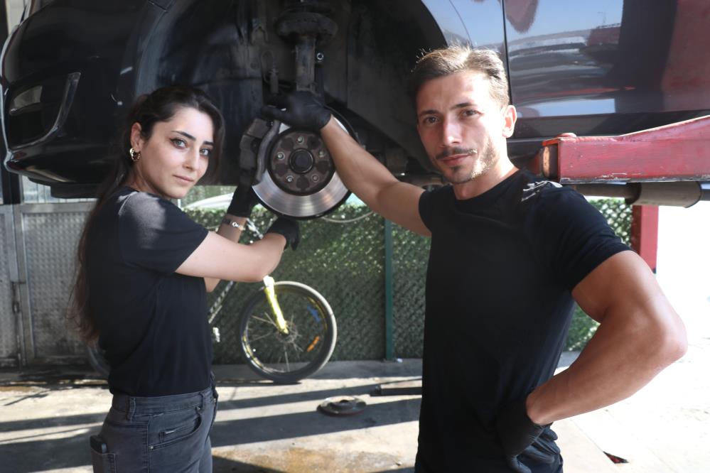 Sivaslı motor tamircisi, eşini usta olarak yetiştirdi