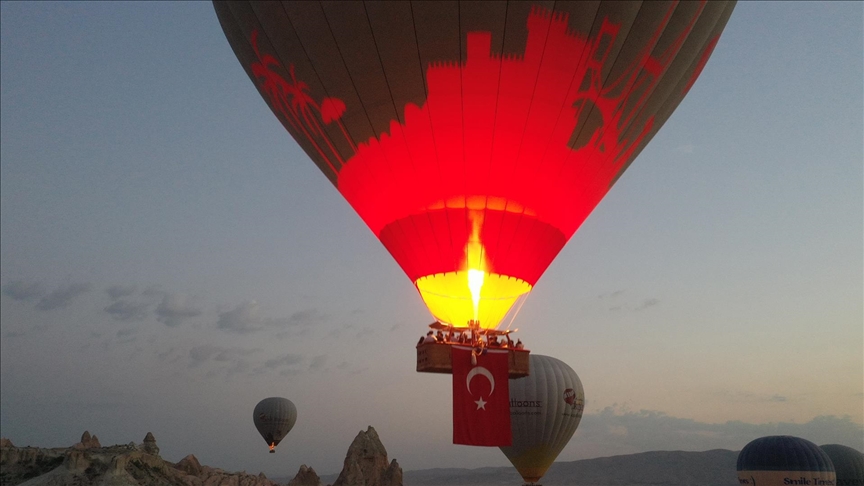 Balonlar Türk bayraklarıyla uçtu