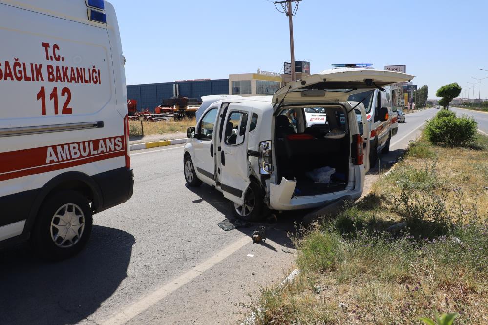 Sivas'ta hafif ticari araç ile otomobil çarpıştı: 6 yaralı