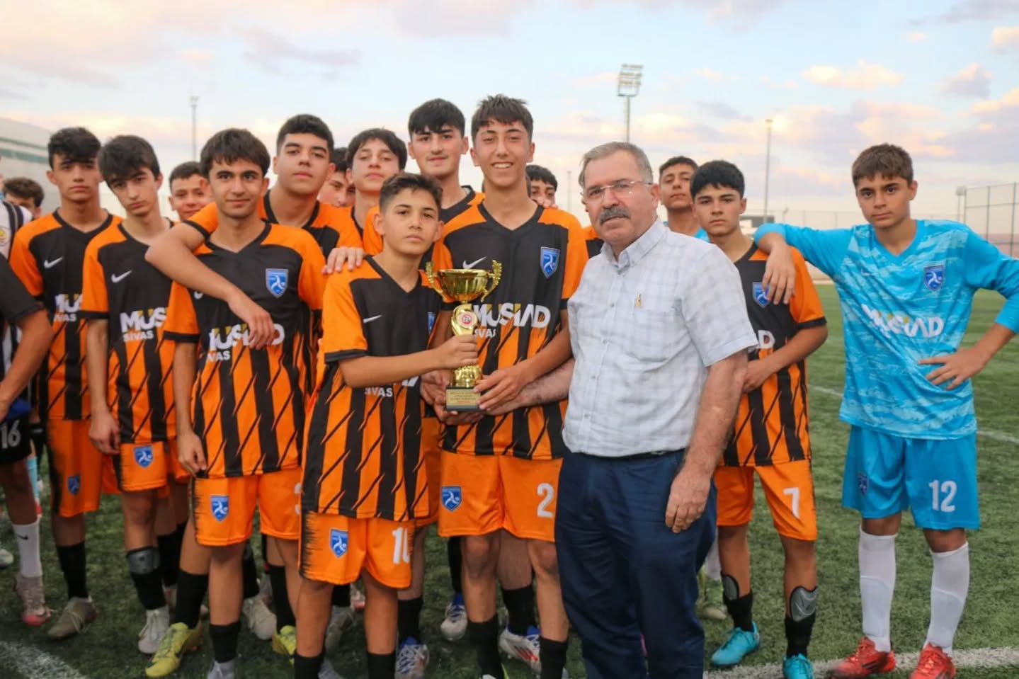 Genç futbolcular kupanın sahibi oldu