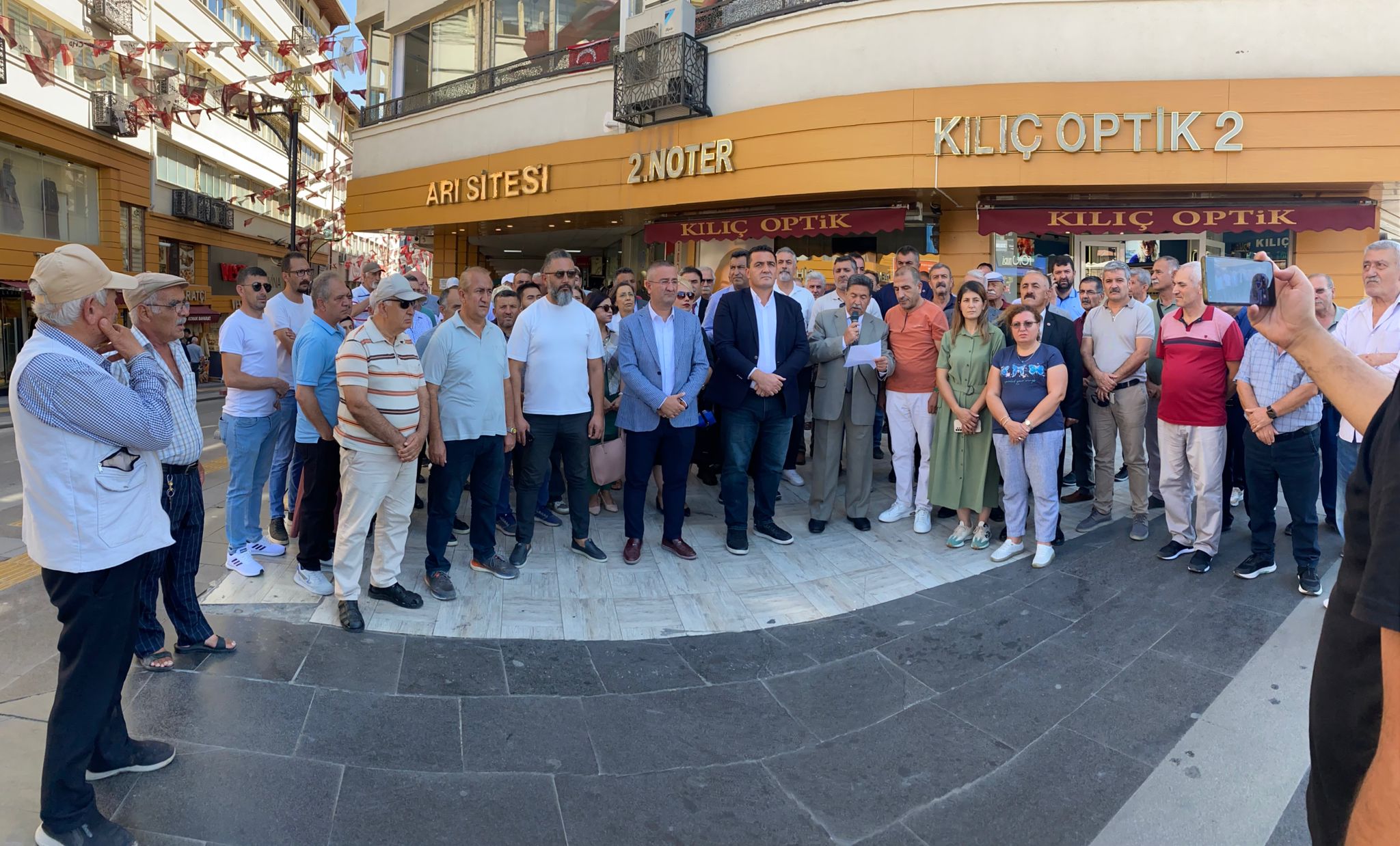 Sivaslı Özgür Çelik'in görevden alınmasına memleketinden tepki: "Geri adım  atmayacağız"