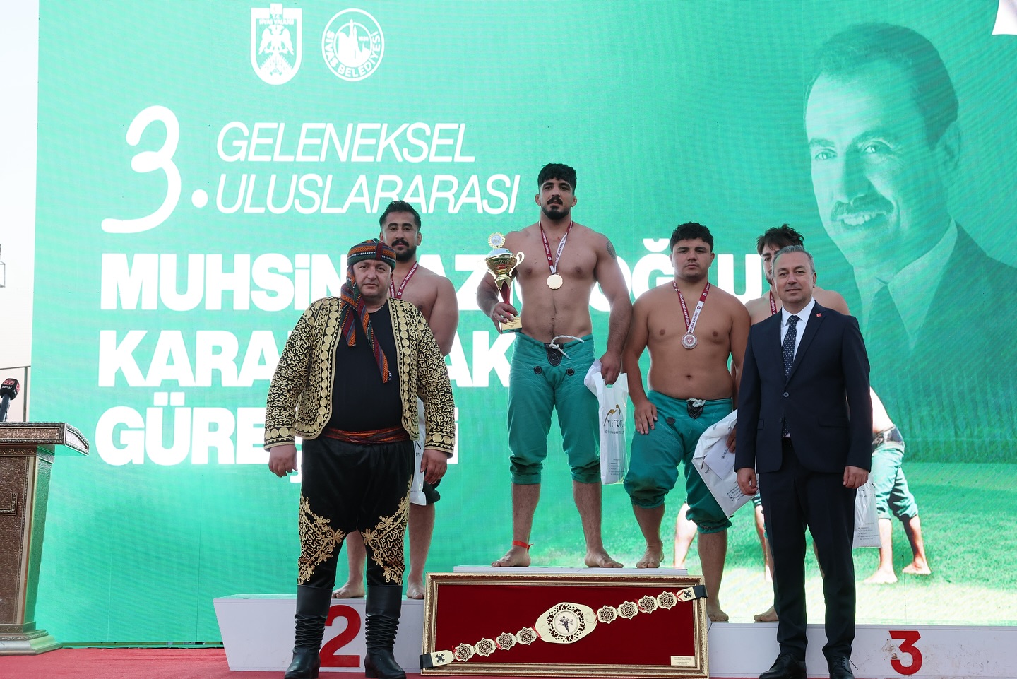 Şampiyon sporculara protokolden ödül