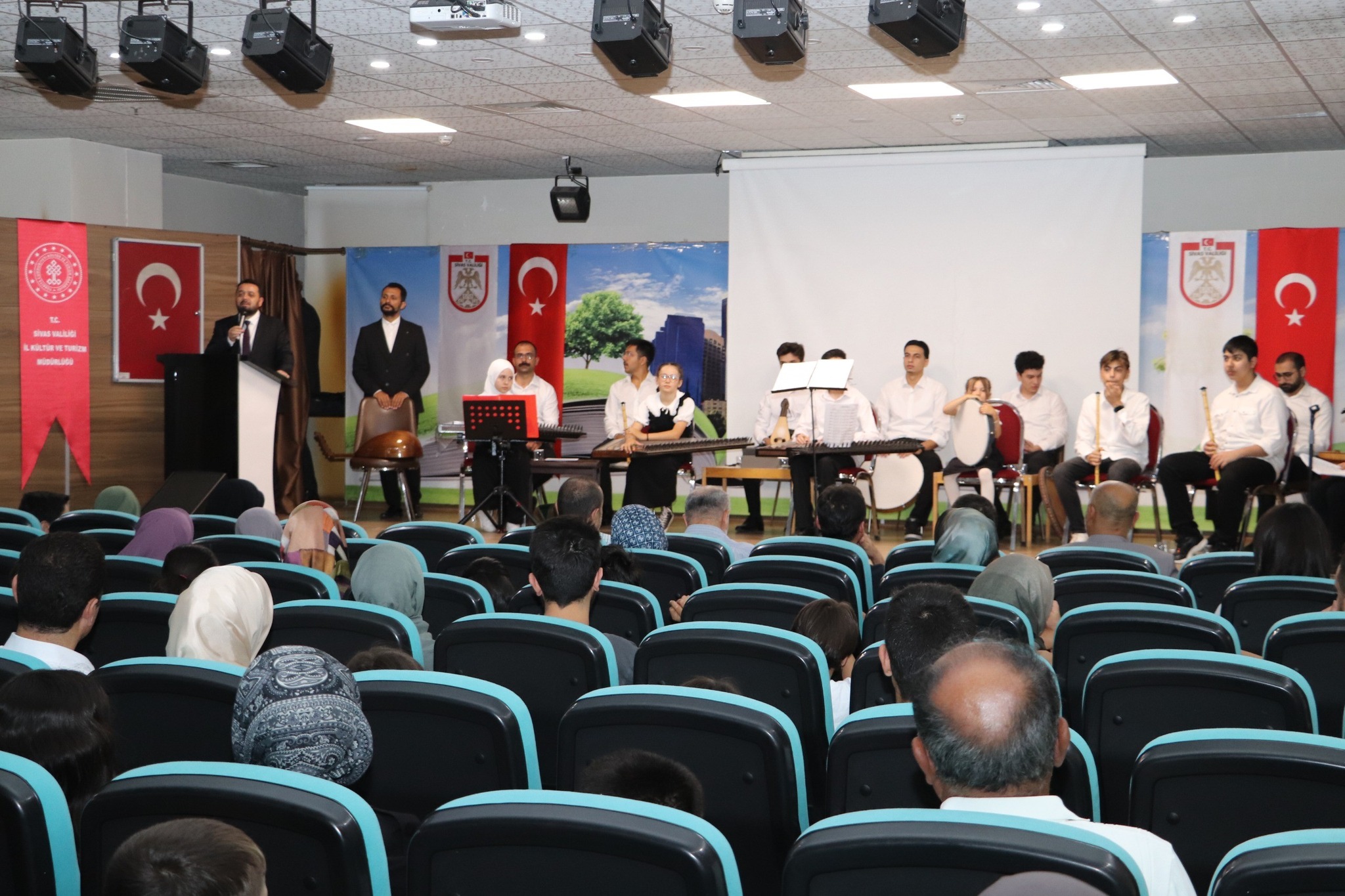 Sivas'ta çocuk korosu  gönülleri mest etti