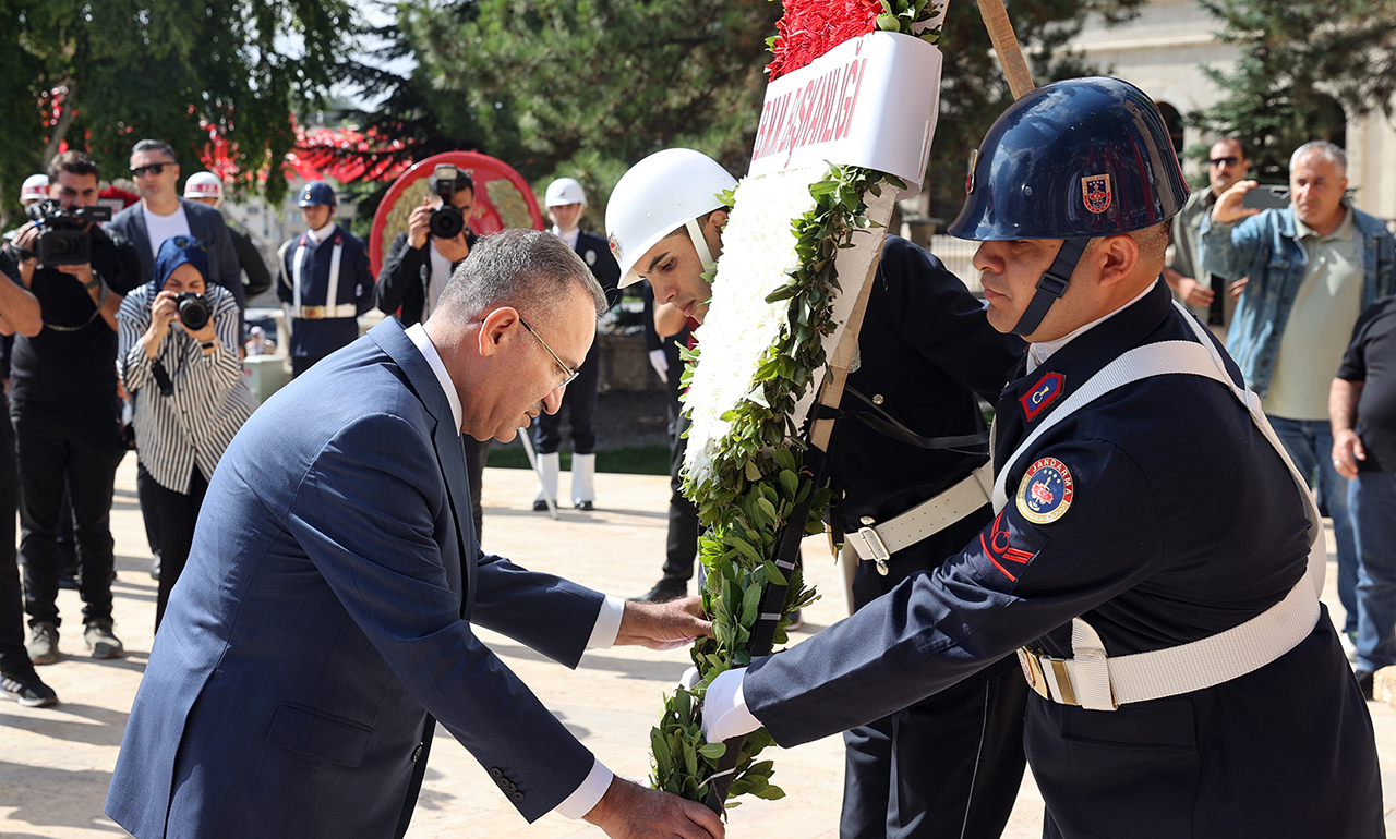 Bozdağ, Sivas'ta anıta çelenk sundu