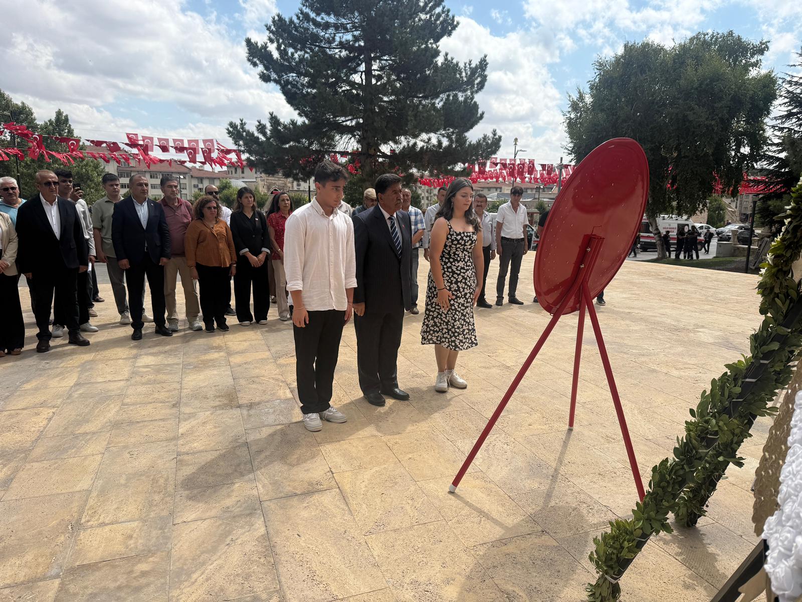 CHP Sivas İl Teşkilatından Atatürk Anıtına Çelenk
