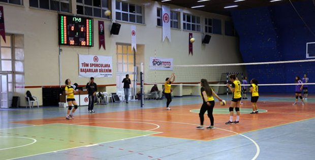 CÜ´de Voleybol ve Basketbol Şöleni