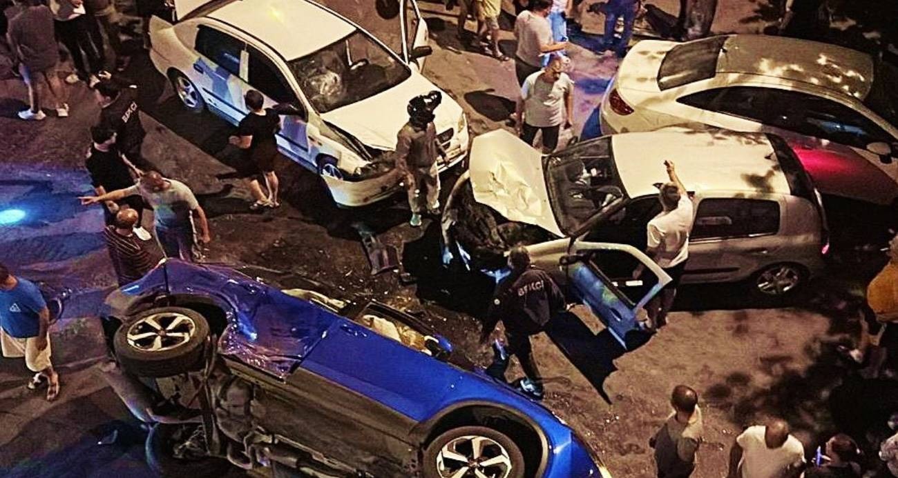 3 araç birbirine girdi! Ortalık savaş alanına döndü