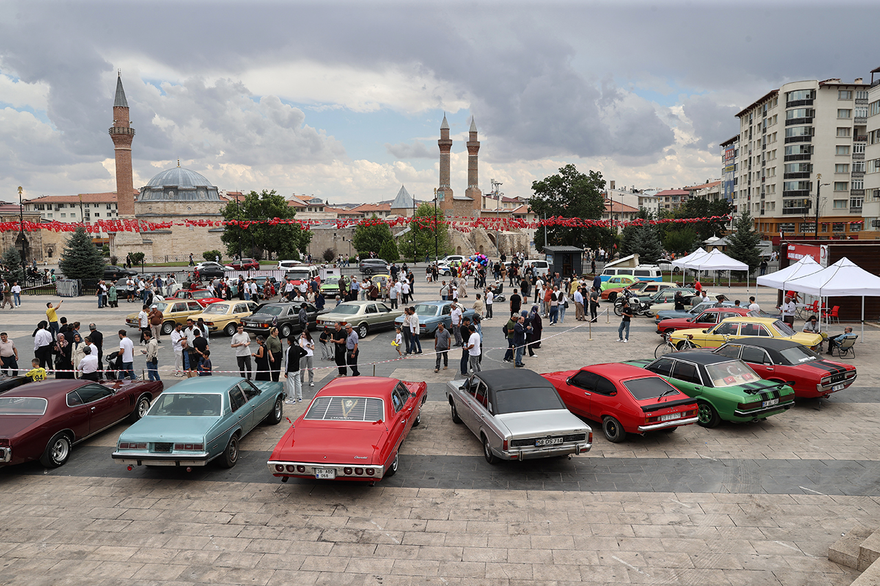 Sivas'ta klasik otomobiller görücüye çıktı