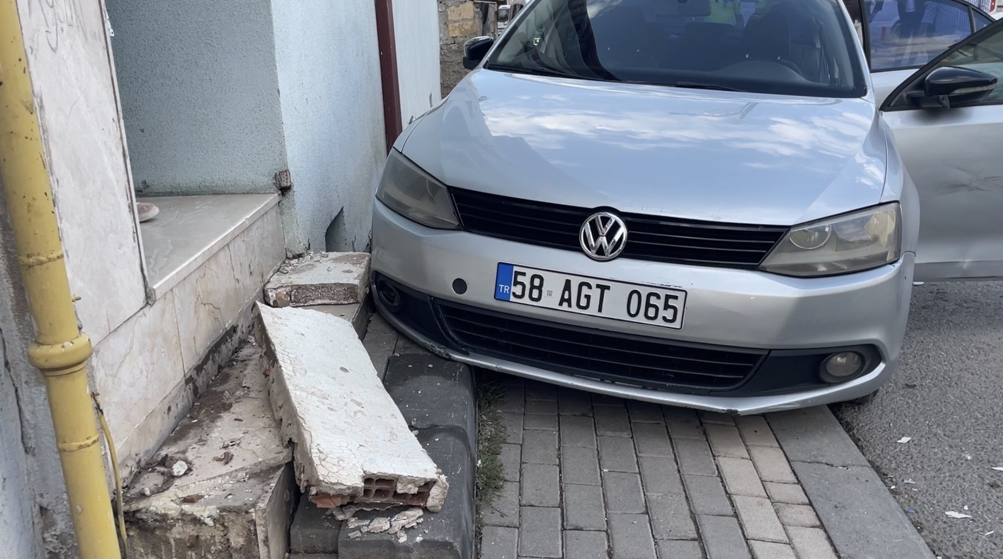 Polisten kaçan otomobil apartmana daldı!