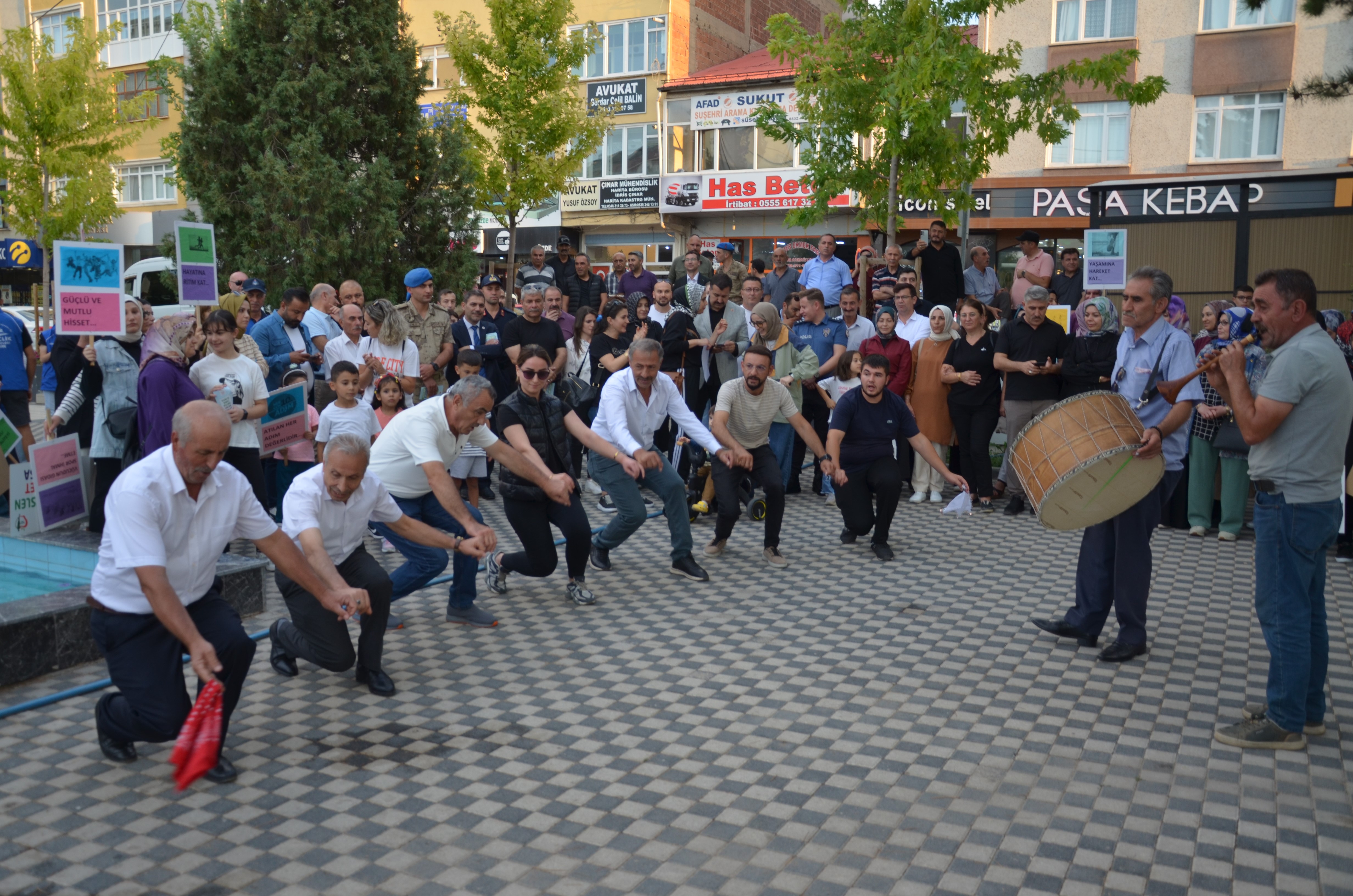 Sivas'ta obizeteye halaylı protesto!