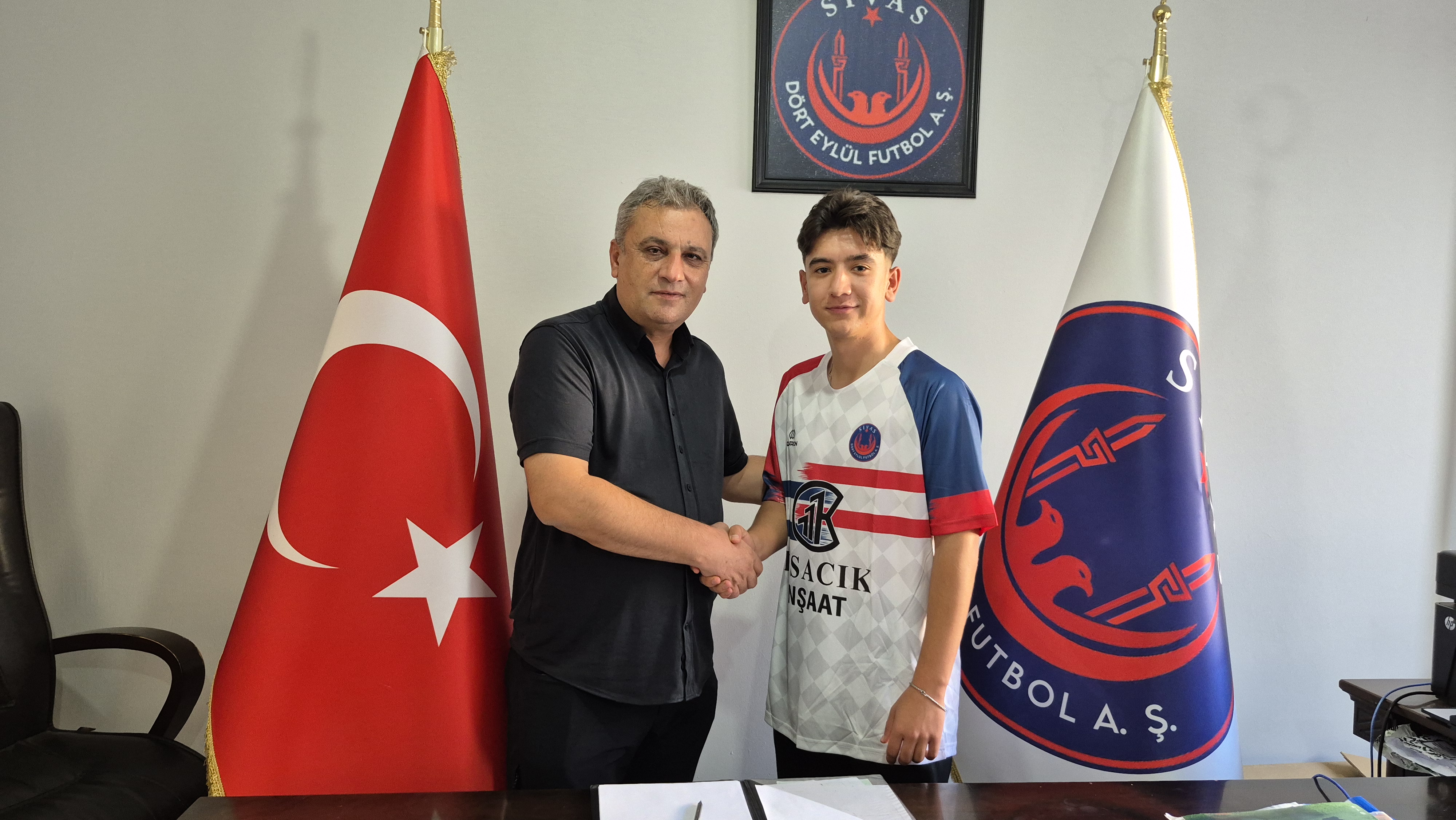 Sivas Dört Eylül’de 15 imza birden!