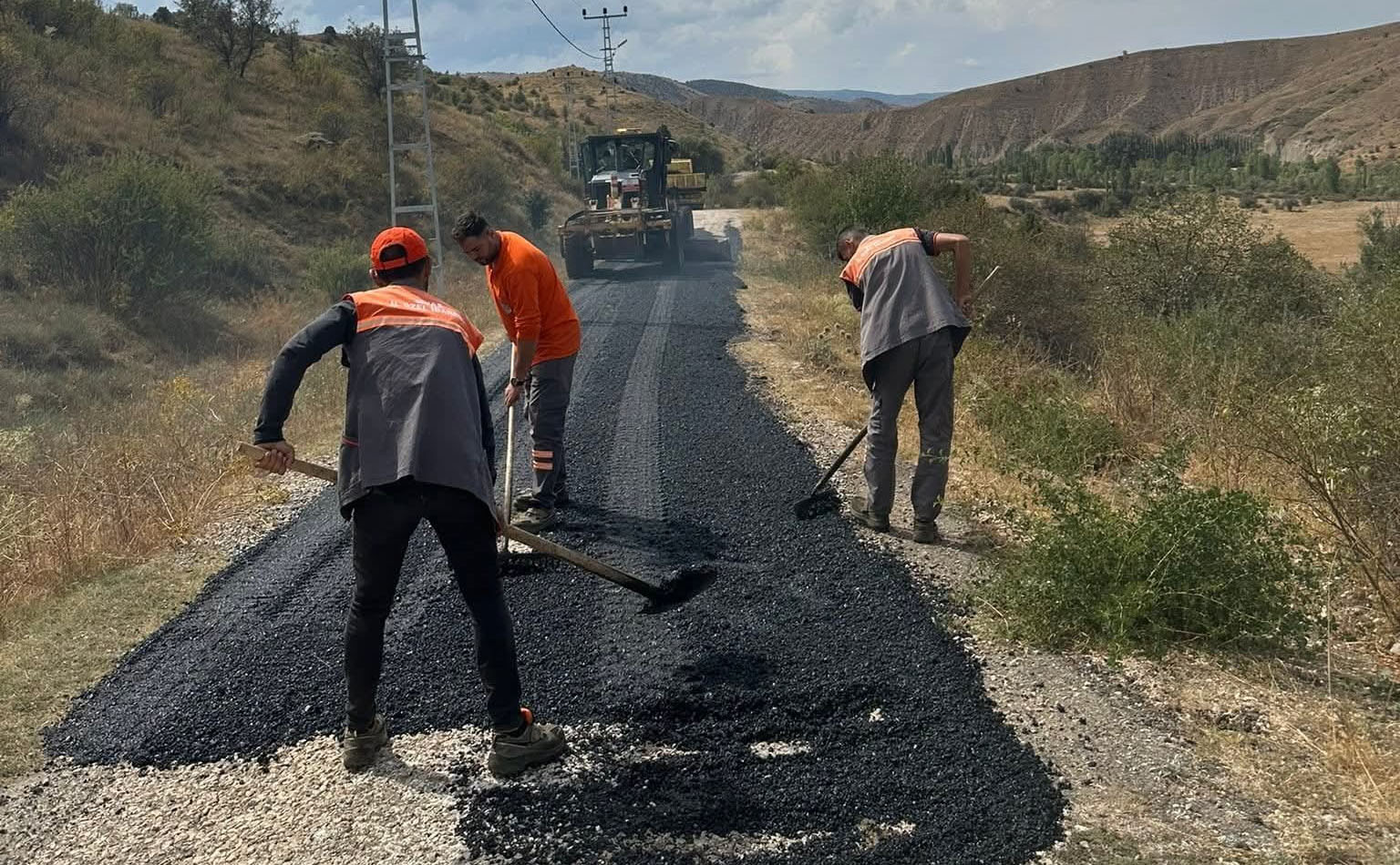 Sivas'ta köy yollarında çalışmalar sürüyor!