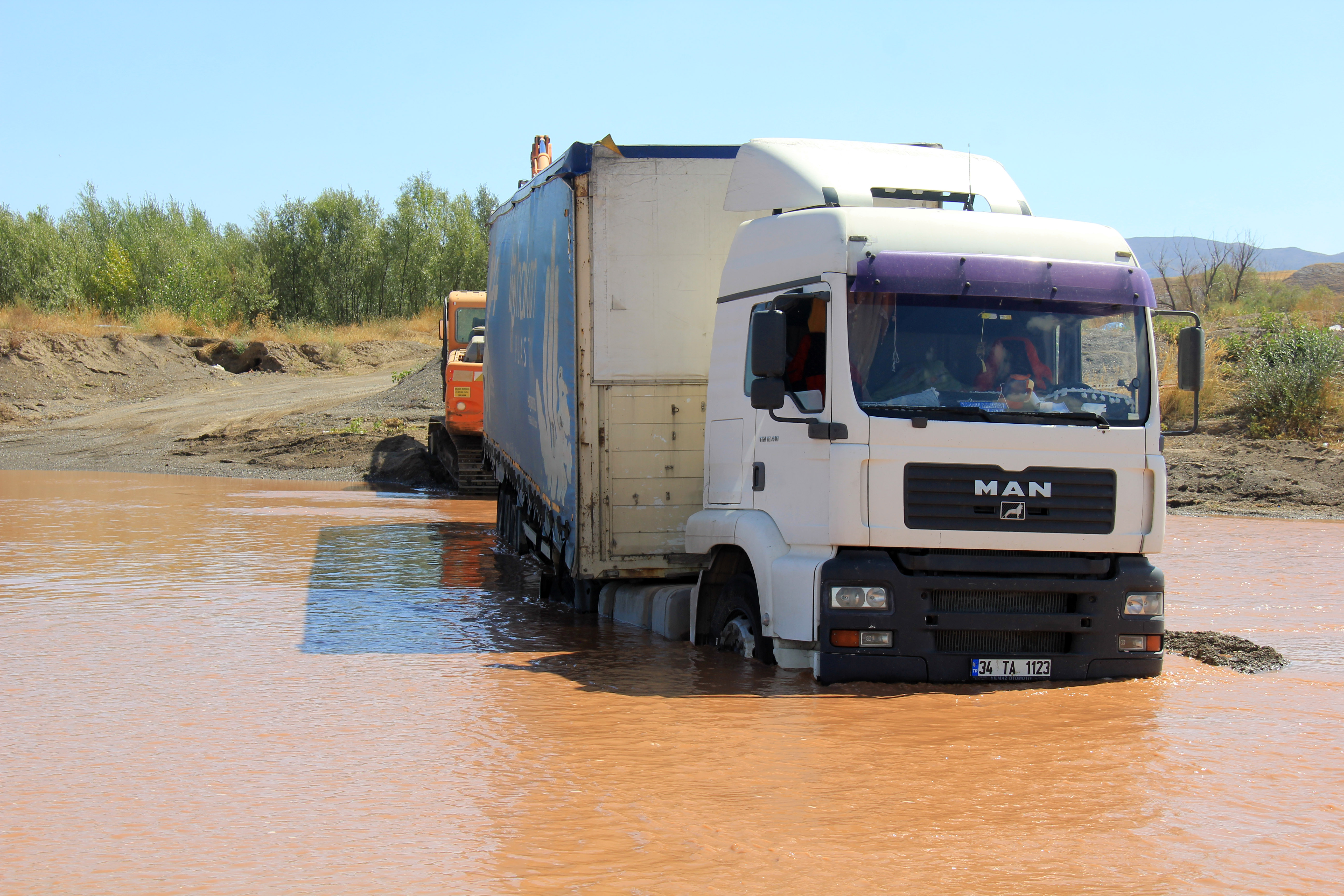 Kızılırmak'a saplanan TIR 2 gün sonra çıkarıldı