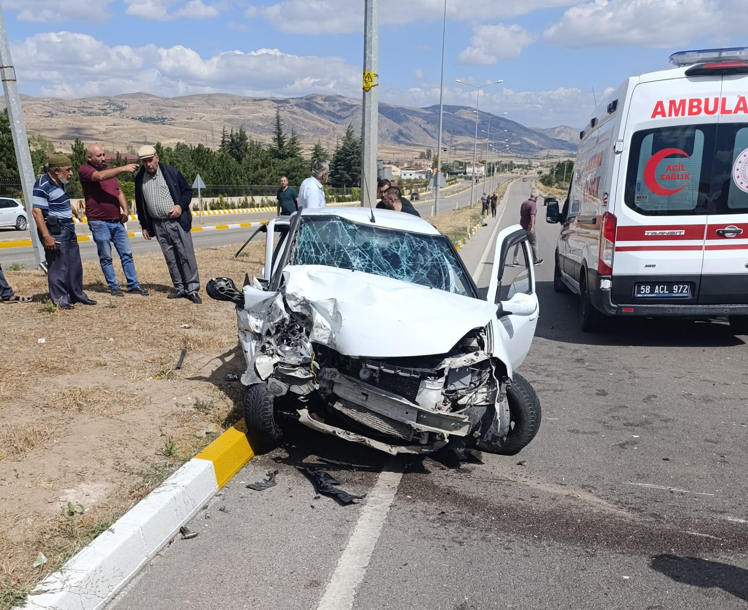 Sivas'ta otomobil kepçeye çarptı!