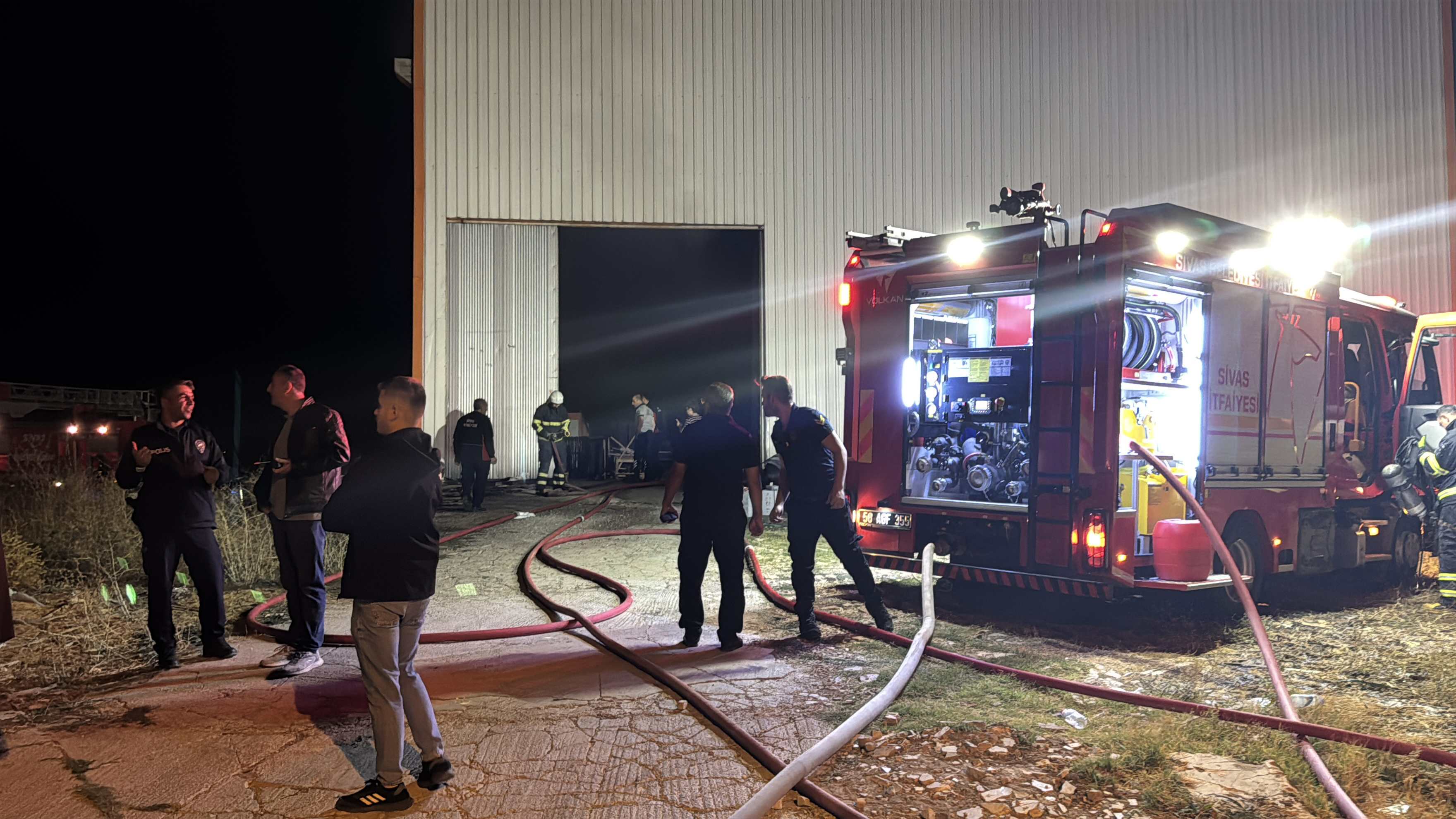 Sivas'ta ahşap üretim fabrikasında çıkan yangın paniğe neden oldu!