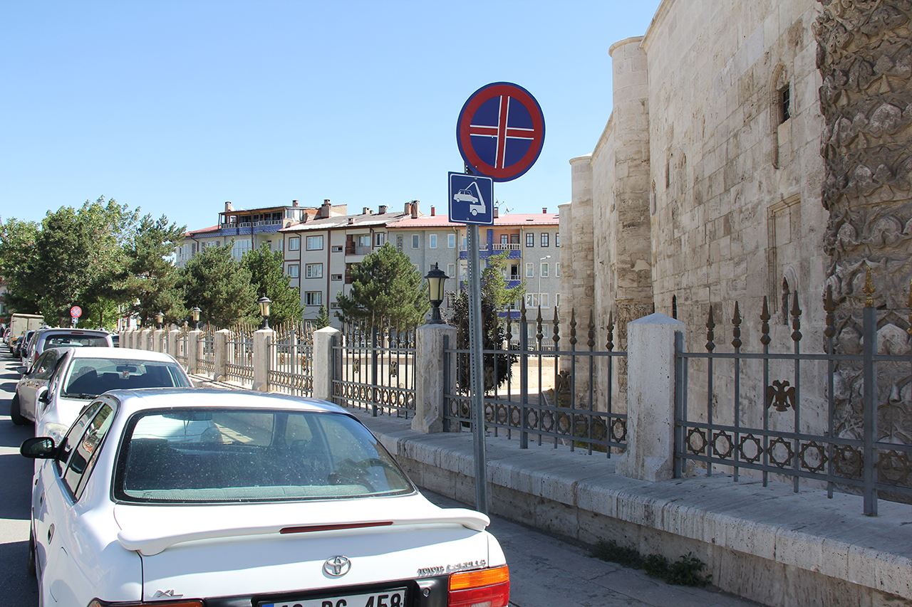 Ya Araçları Kaldırın, Ya Levhaları…