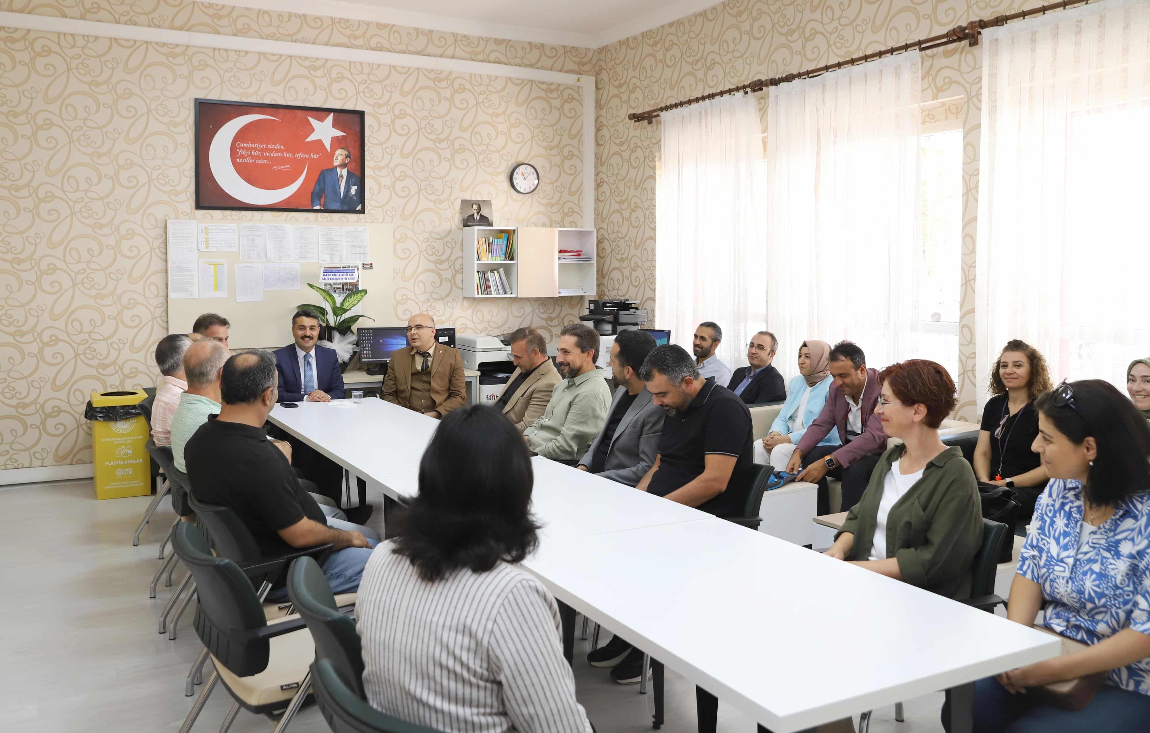 “Çocuklara yaşantımızla da örnek olmamız gerekiyor”