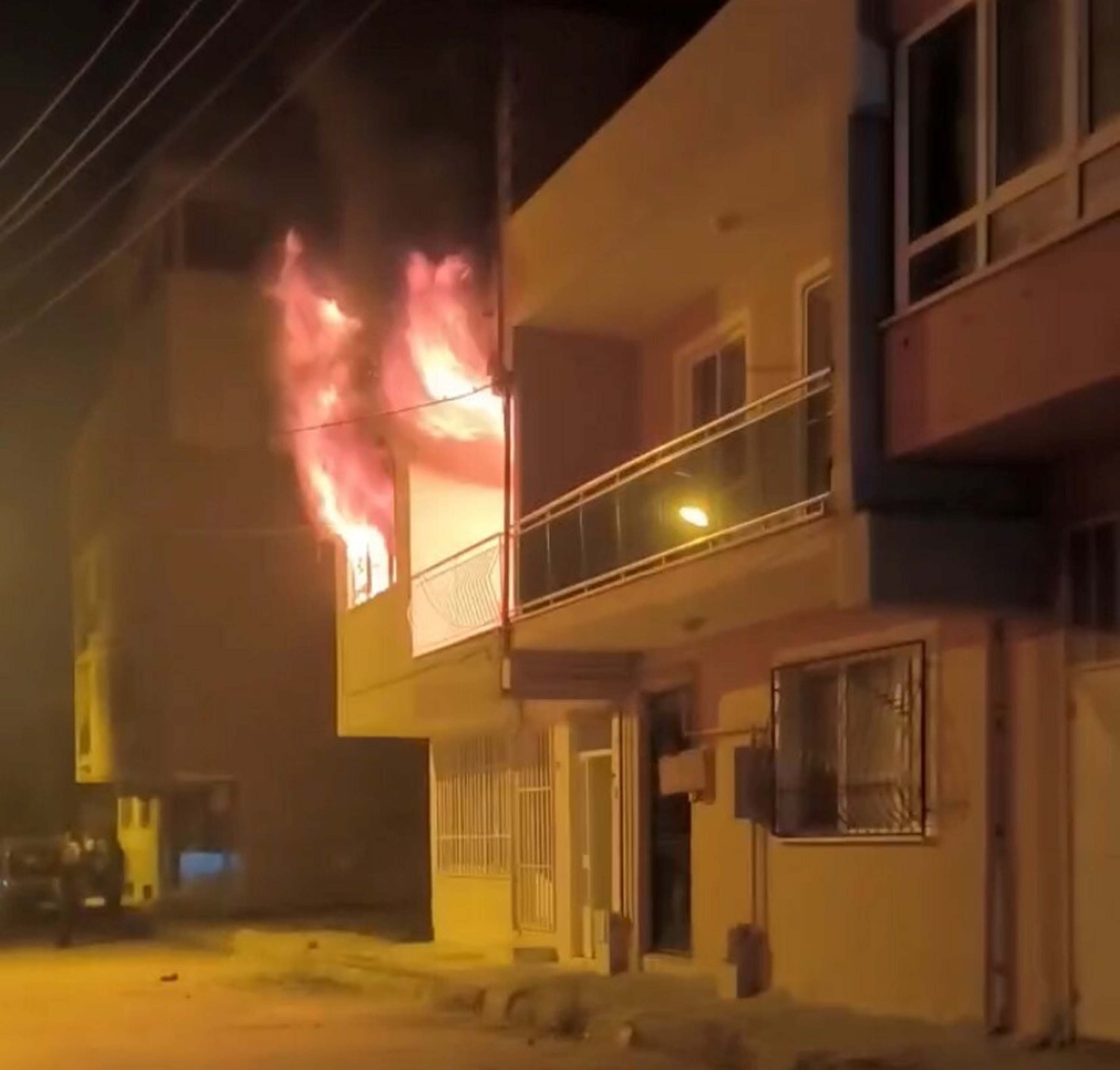 Şişede durduğu gibi durmadı... Evini ateşe verdi!