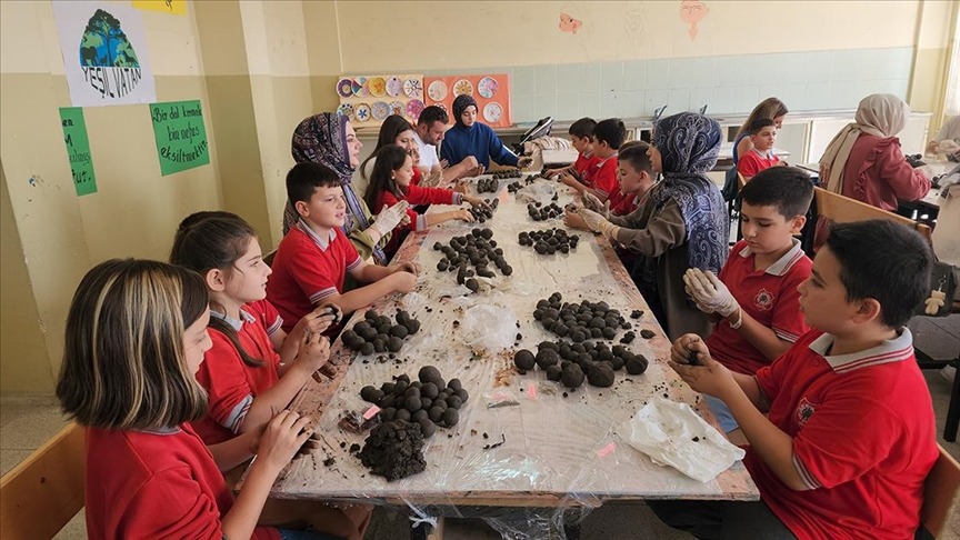 Yanan yerler öğrencilerin ellerinde yeşerecek