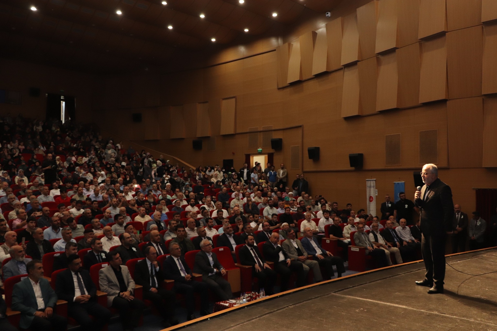 Sivas'ta “Hz. Peygamber ve Aile Ahlakı” programı yoğun ilgi gördü