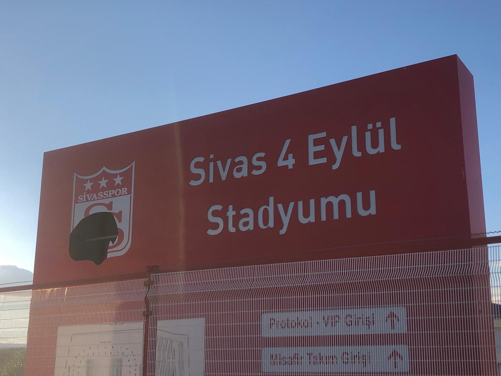 Sivasspor logolu tabela hâlâ onarılmadı