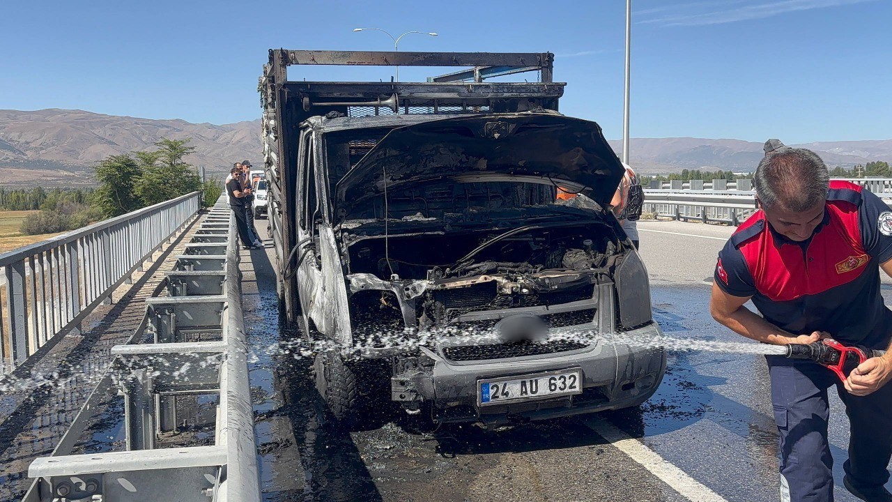 Erzincan- Sivas yolunda kamyon alev aldı!