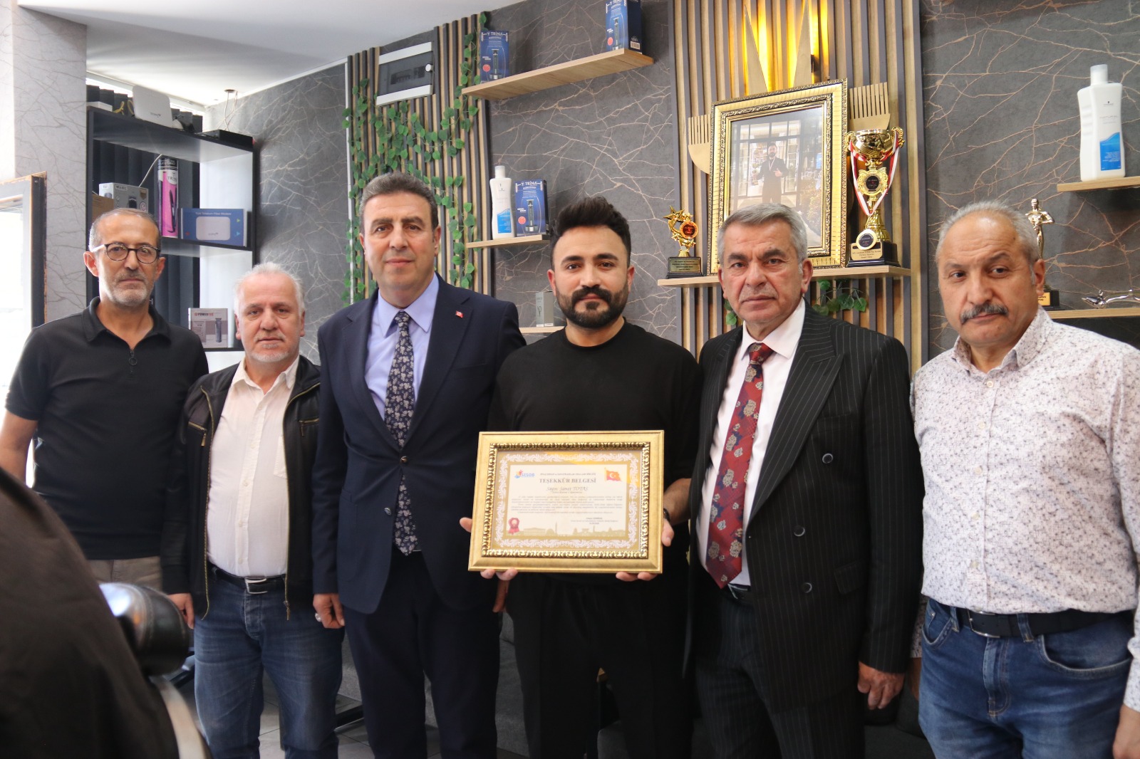 Sivas'ta Duyarlı Esnafa SESOB'dan Teşekkür Belgesi