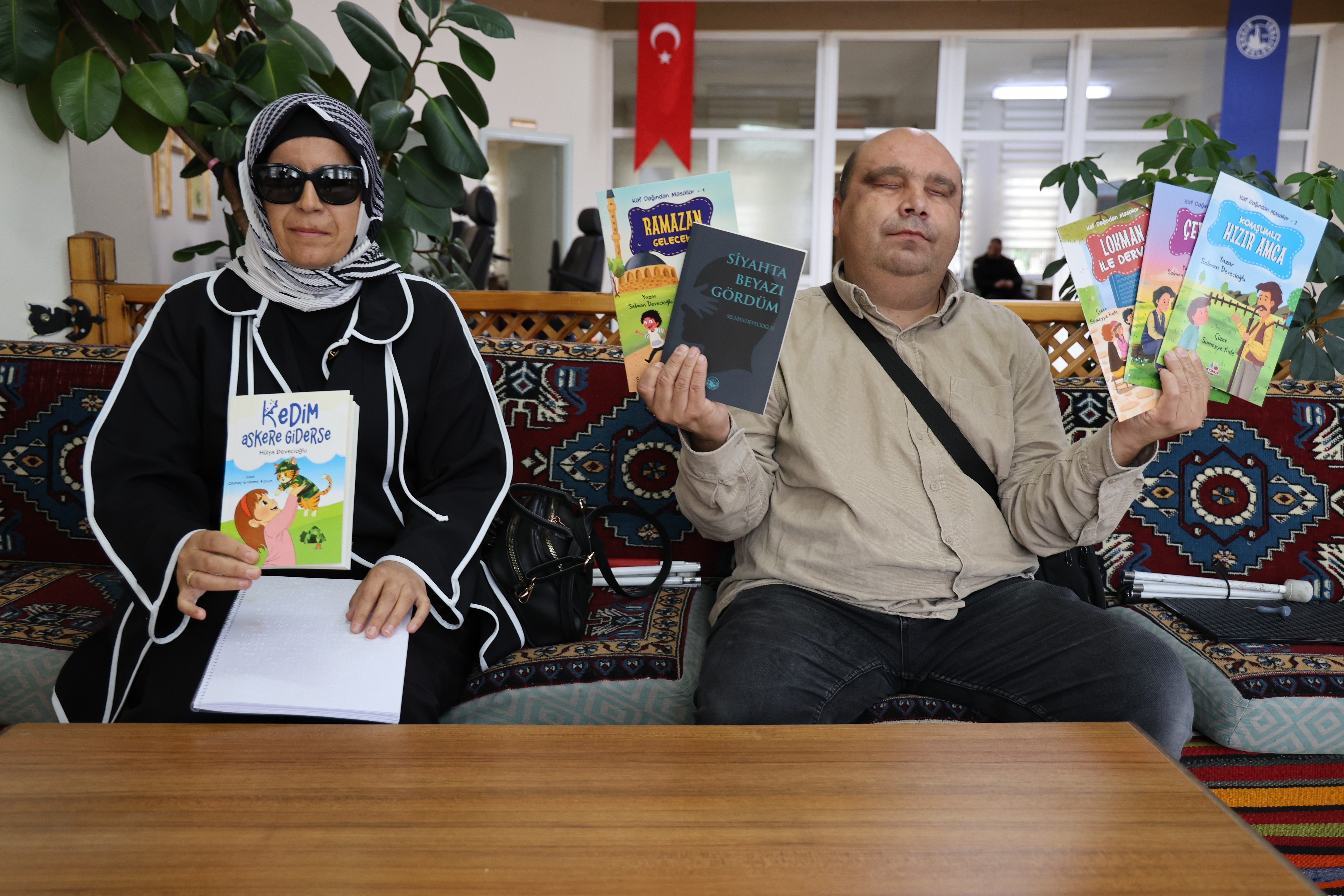 Görme engelli eşlerin kitap çıkarma sevinci