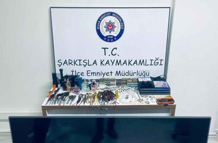 Sivas'ta Hırsızlık Şüphelileri Tutuklandı, Silahlar Ele Geçirildi
