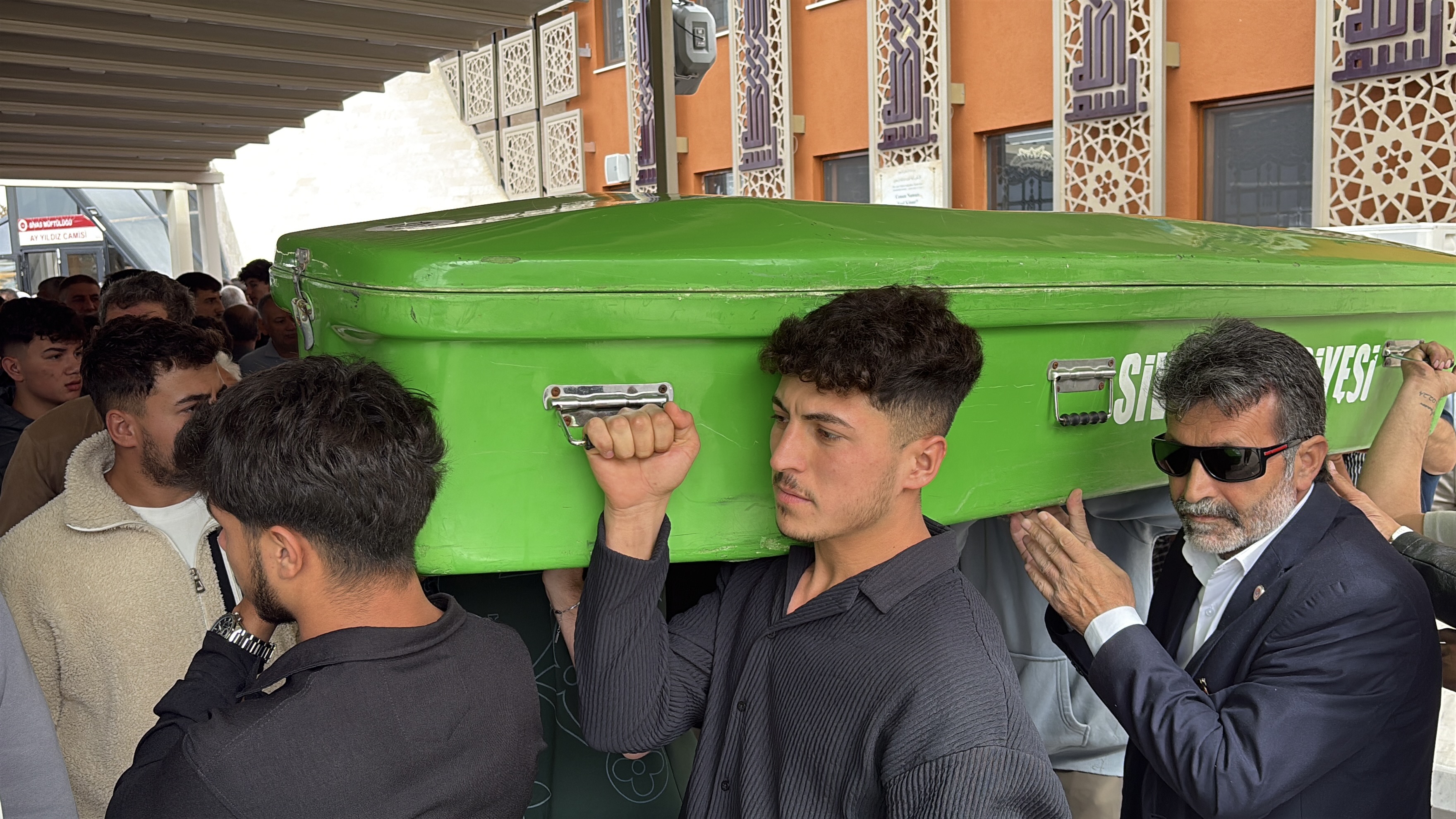 Sivas'ta çakmak gazı patlamasında ölen genç toprağa verildi