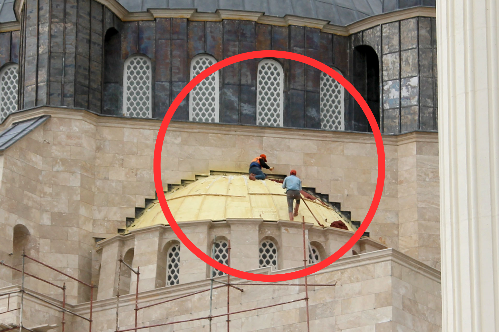 İşçiler Tehlikeyle Burun Buruna: Merkez Camii İnşaatında Güvenlik Yine Yok