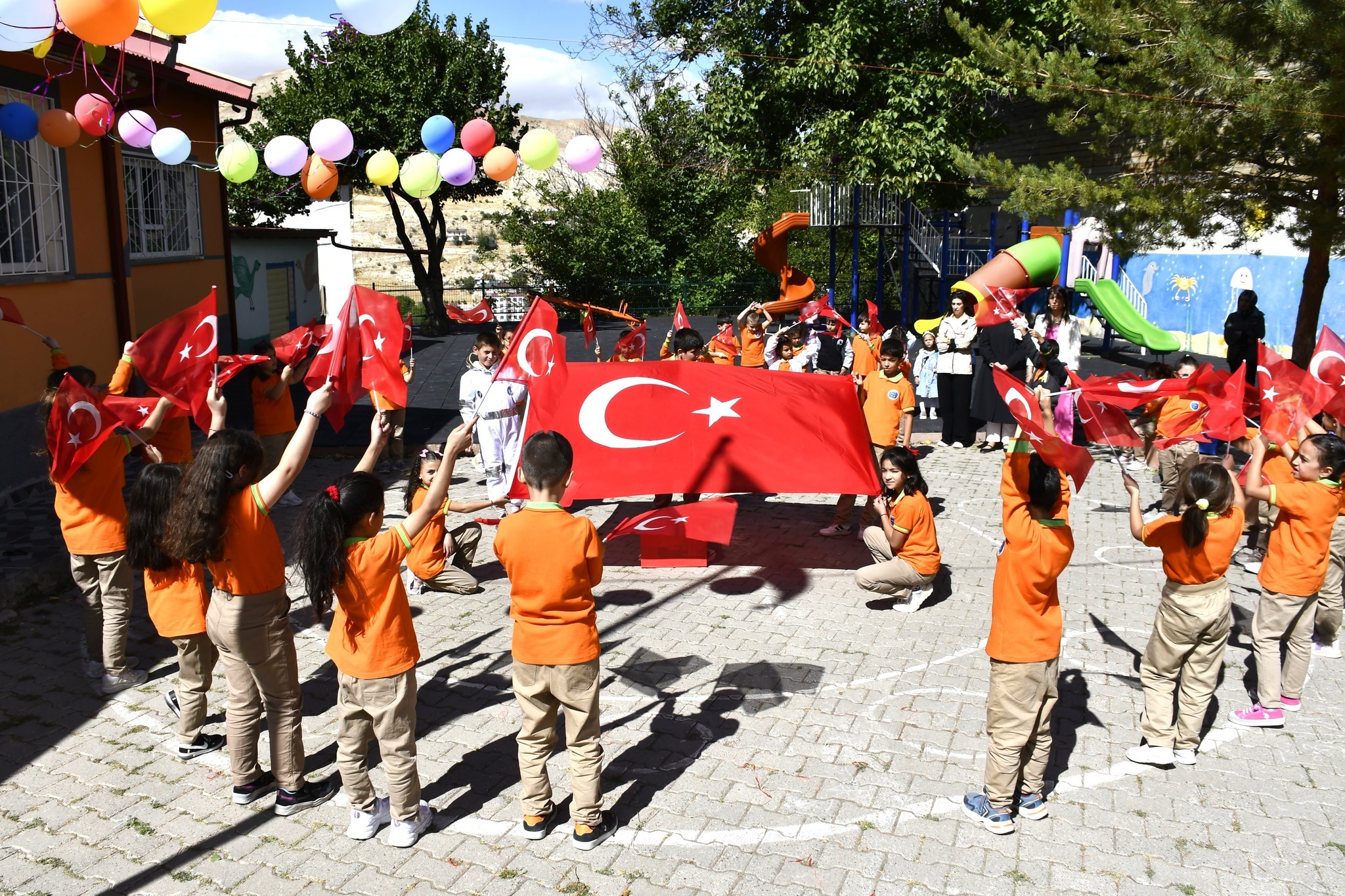 Çocukların heyecanı Gürün’ü sardı