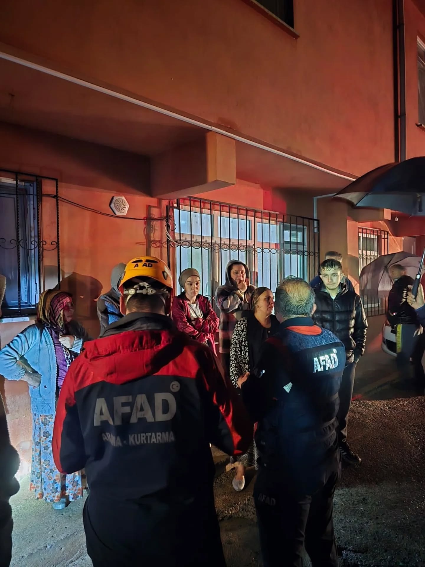 Sivas'tan Giresun'a yardım eli! Selde mahsur kalan aile kurtarıldı