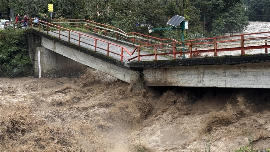 Şiddetli yağış Karadeniz'de sel ve heyelana neden oldu