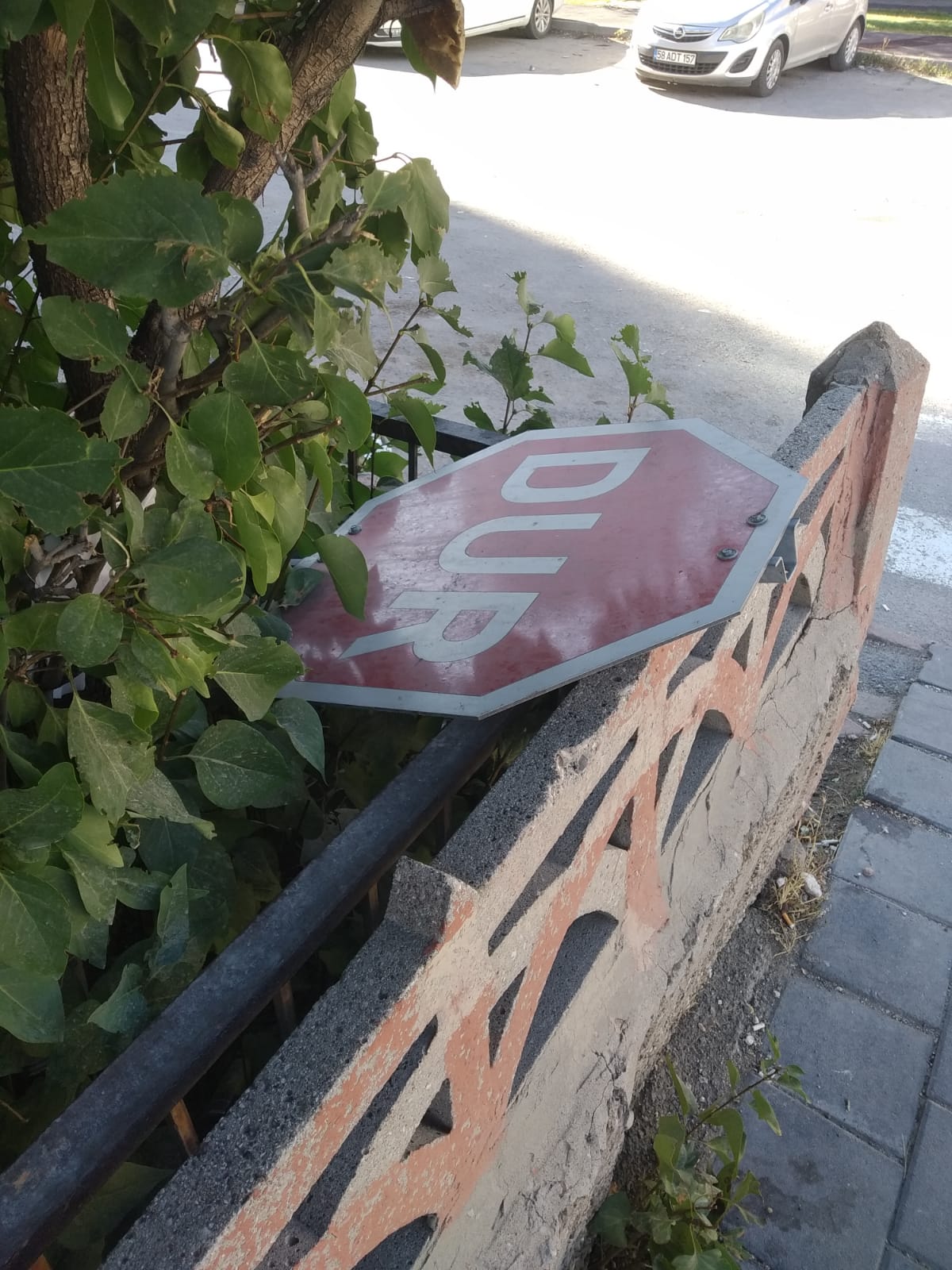 Cadde yenilendi  levhalar unutuldu!