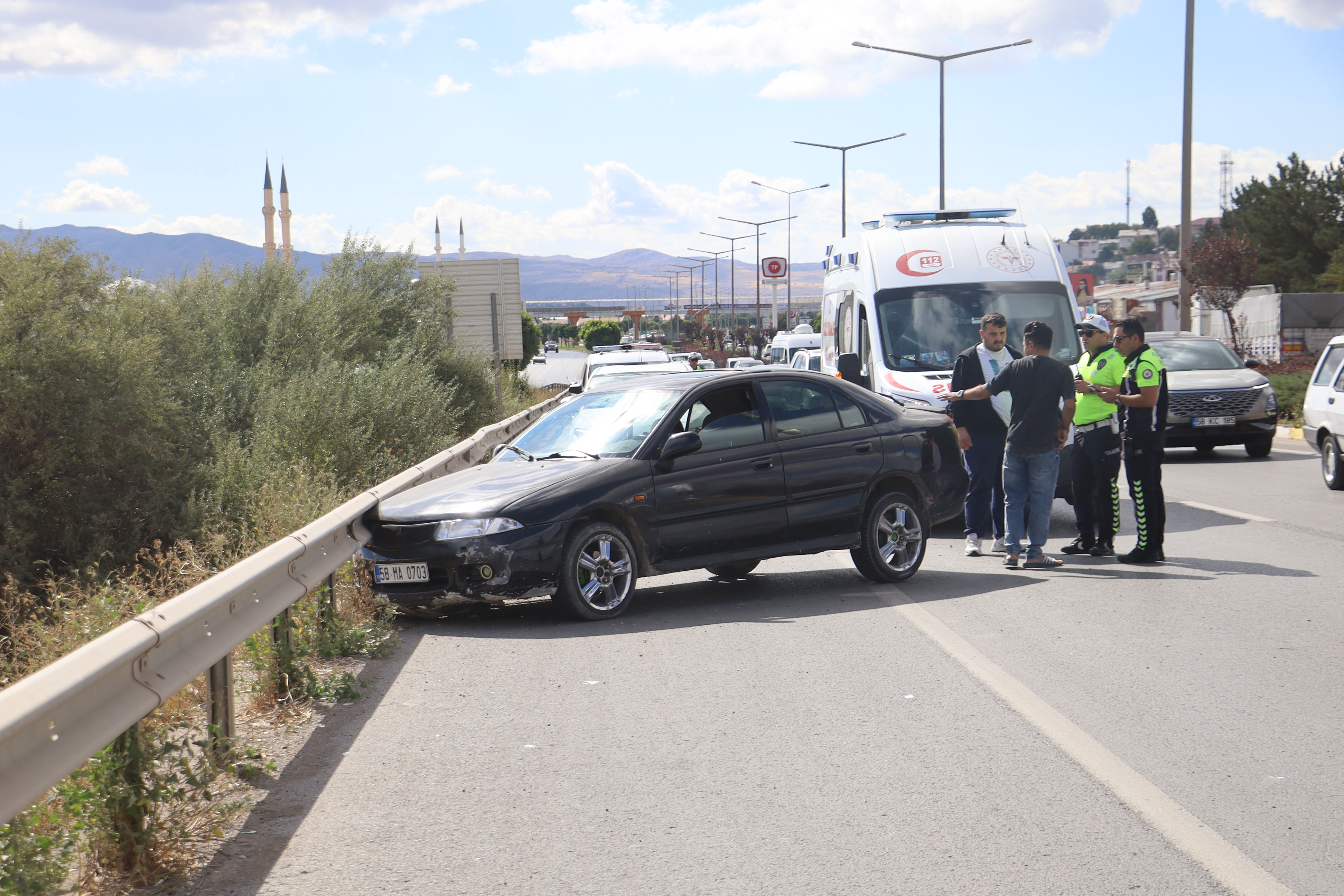 Sivas'ta bariyerlerle tırın arasında sıkışan otomobil metrelerce sürüklendi