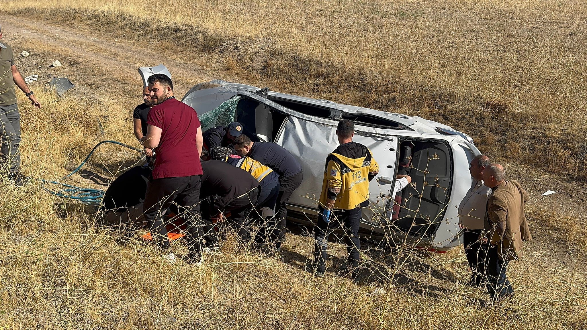 Sivas'ta otomobil şarampole yuvarlandı!