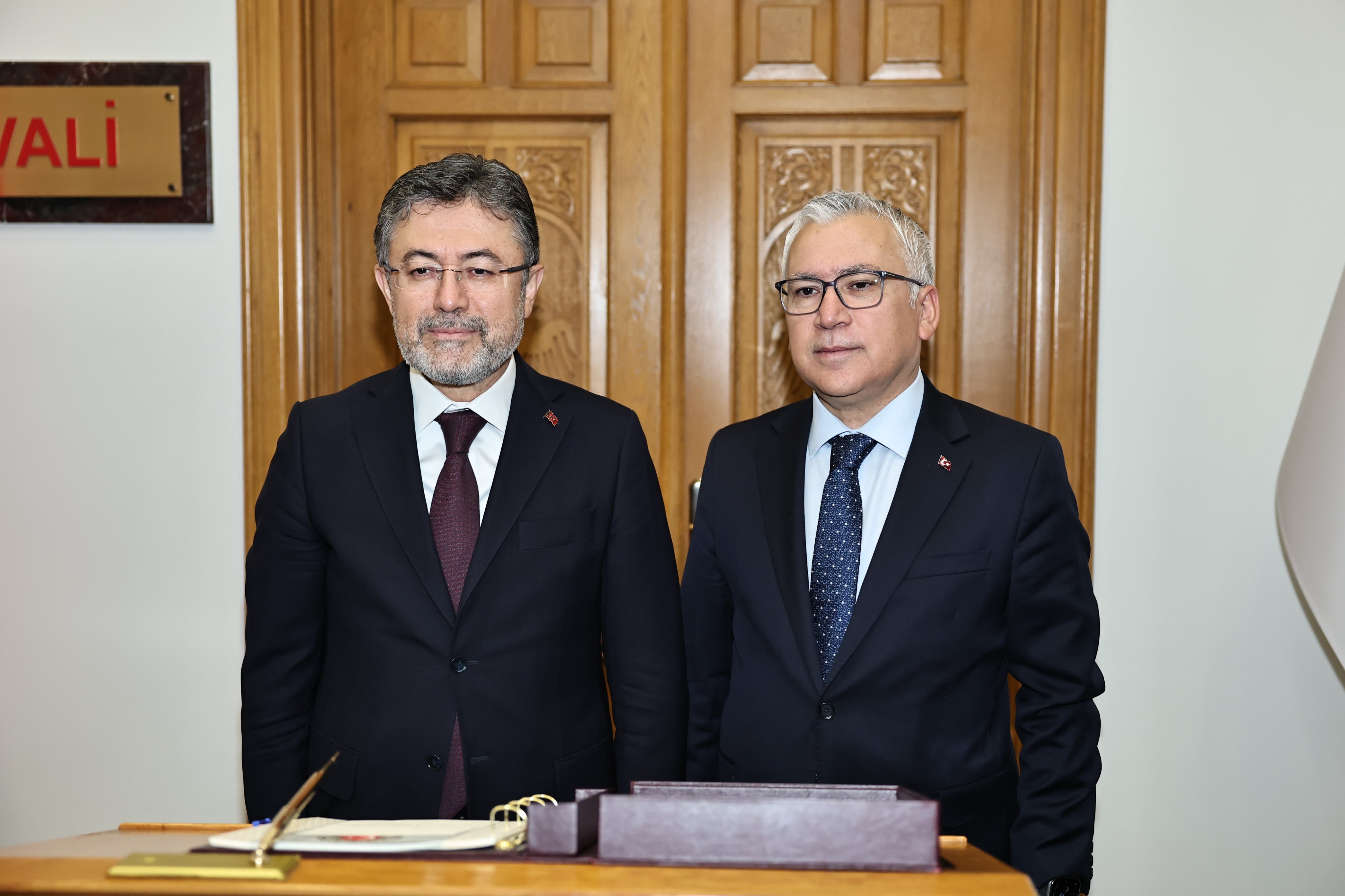 Bakan Yumaklı şeref defterini imzaladı!