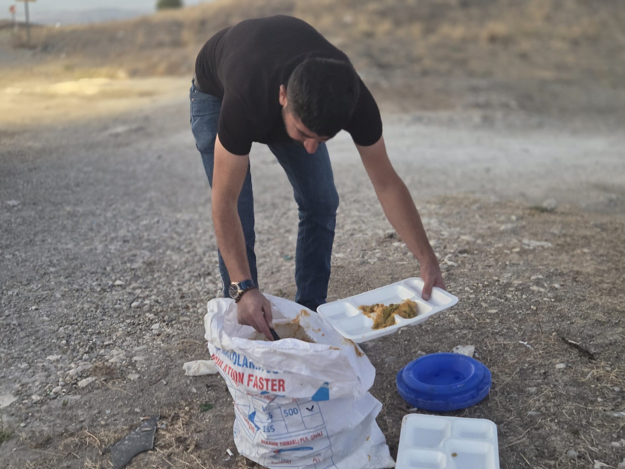 İş yerinden artan yemekleri sokak hayvanları için doğaya bırakıyor