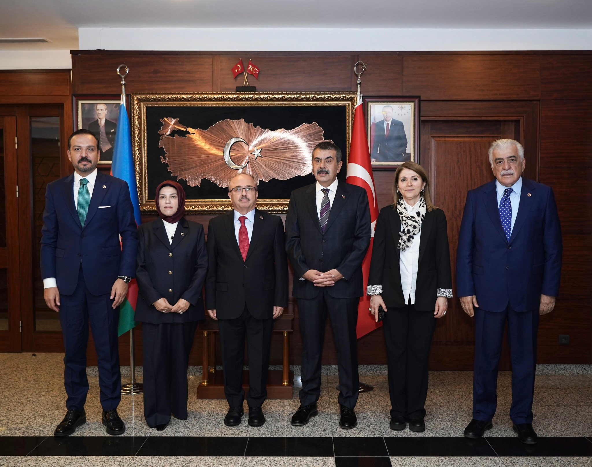 Bakan Tekin, Türkiye'nin Bakü Büyükelçiliği'ni ziyaret etti