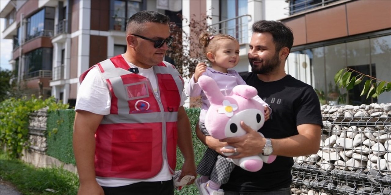 Her gün pencere önünde çöp kamyonunu bekliyor