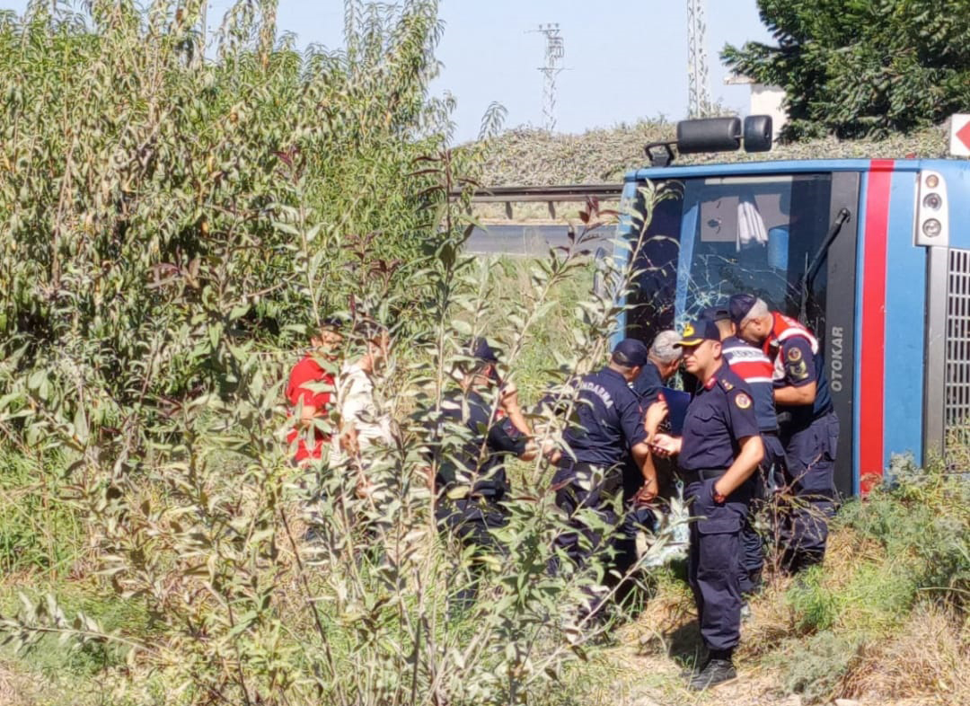 Cezaevi ring aracı devrildi: 5'i mahkum 12 yaralı