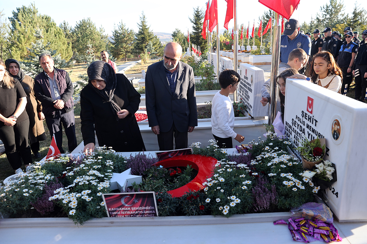 Şehit Şeyda Yılmaz memleketi Sivas'ta mezarı başında anıldı