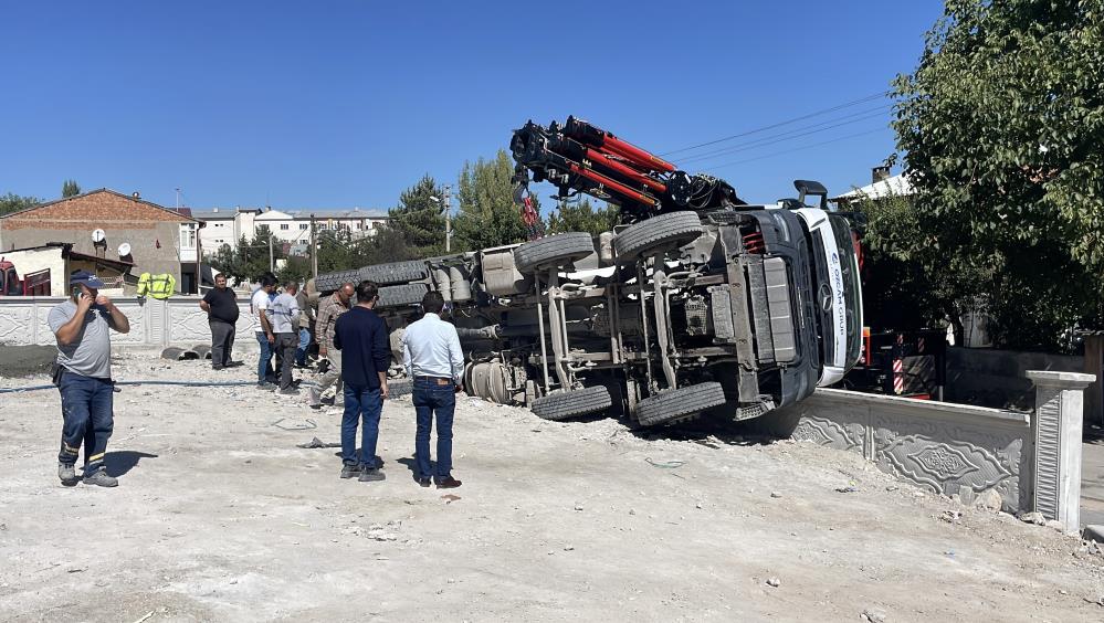 Sivas'ta Beton Mikseri Devrildi! Sürücü Yaralandı