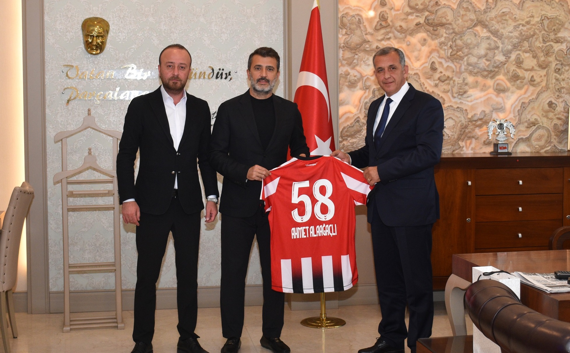 Başkan Karagöl'den Alaağaçlı’ya 58 numaralı forma