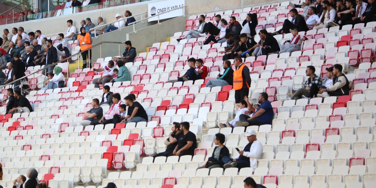 Sivasspor taraftarı stadyumu unuttu!